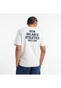 Koszulka męska New Balance MT51526AHH – szara. Kolor: szary. Materiał: bawełna, dresówka, materiał. Długość rękawa: krótki rękaw. Długość: krótkie. Wzór: napisy #4