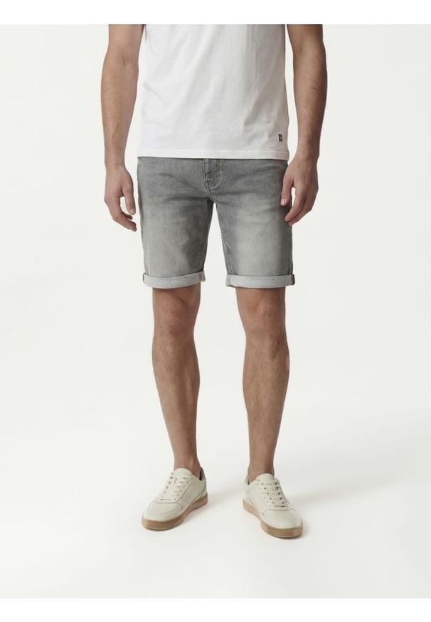 Reserved - Jeansowe szorty slim - jasnoszary. Kolor: szary. Materiał: jeans
