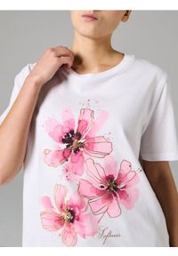Sinsay - Bawełniana koszulka z nadrukiem w kwiaty - kremowy. Kolor: kremowy. Materiał: bawełna. Wzór: kwiaty, nadruk #1