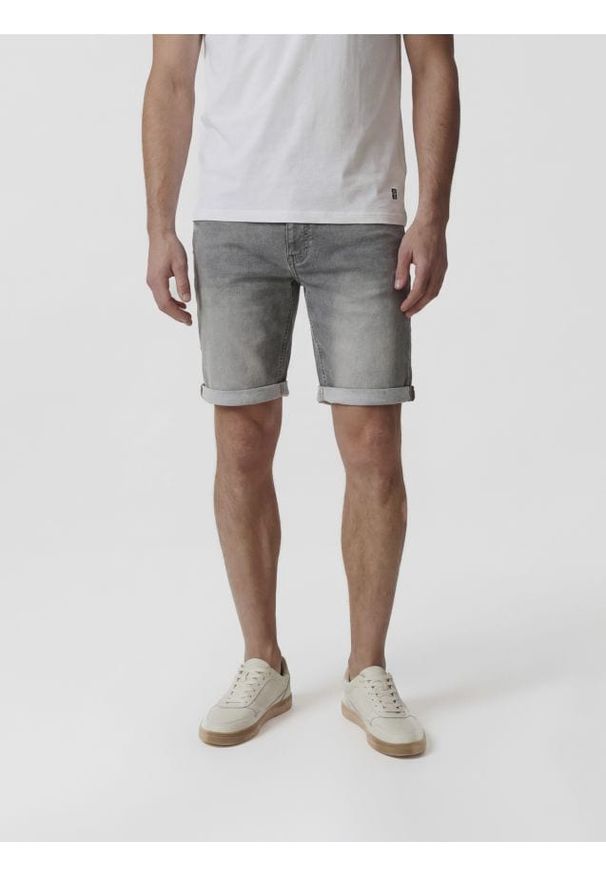 Reserved - Jeansowe szorty slim - jasnoszary. Kolor: szary. Materiał: jeans