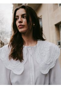 Reserved - Bluzka z ozdobnym kołnierzem - biały. Kolor: biały. Materiał: bawełna #1