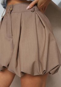 Renee - Ciemnobeżowe Szorty Bombka z Wiskozą Koliana. Okazja: na co dzień. Stan: podwyższony. Kolor: beżowy. Materiał: wiskoza. Styl: casual, elegancki