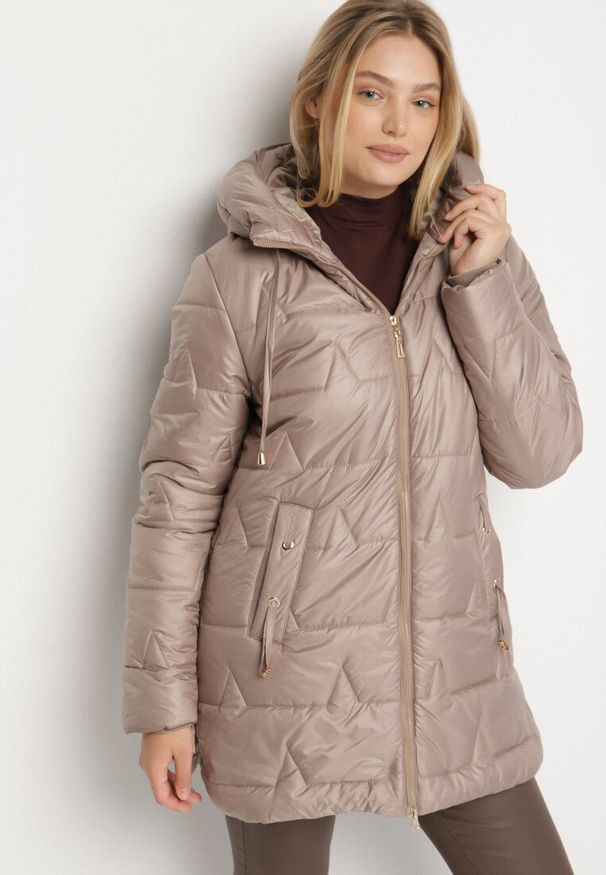 Born2be - Ciemnobeżowa Pikowana Kurtka o Prostym Kroju z Kapturem Nalarea. Okazja: na co dzień. Typ kołnierza: kaptur. Kolekcja: plus size. Kolor: beżowy. Materiał: jeans, poliester, dzianina. Styl: klasyczny, casual, elegancki