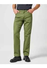 Wrangler - WRANGLER MĘSKIE SPODNIE MATERIAŁOWE TEXAS DUSTY OLIVE 112358215 W121018011. Materiał: materiał