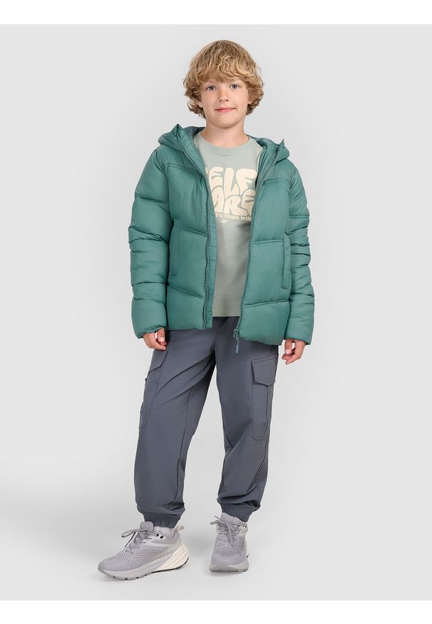 4f - 4F Kurtka puchowa z wypełnieniem syntetycznym chłopięca - zielona 164 (13-14 lat). Okazja: na co dzień. Typ kołnierza: kaptur. Kolor: oliwkowy, brązowy, wielokolorowy. Materiał: puch, syntetyk. Sezon: lato. Styl: casual, klasyczny, sportowy