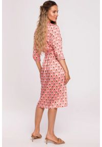 MOE - Satynowa sukienka kopertowa z dekoltem V i wiązaniem różowa. Okazja: na ślub cywilny, na wesele, na imprezę. Kolor: różowy, beżowy. Materiał: satyna. Typ sukienki: kopertowe #4