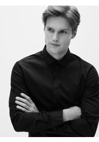 Reserved - Gładka koszula super slim fit - czarny. Kolor: czarny. Materiał: tkanina, bawełna. Wzór: gładki