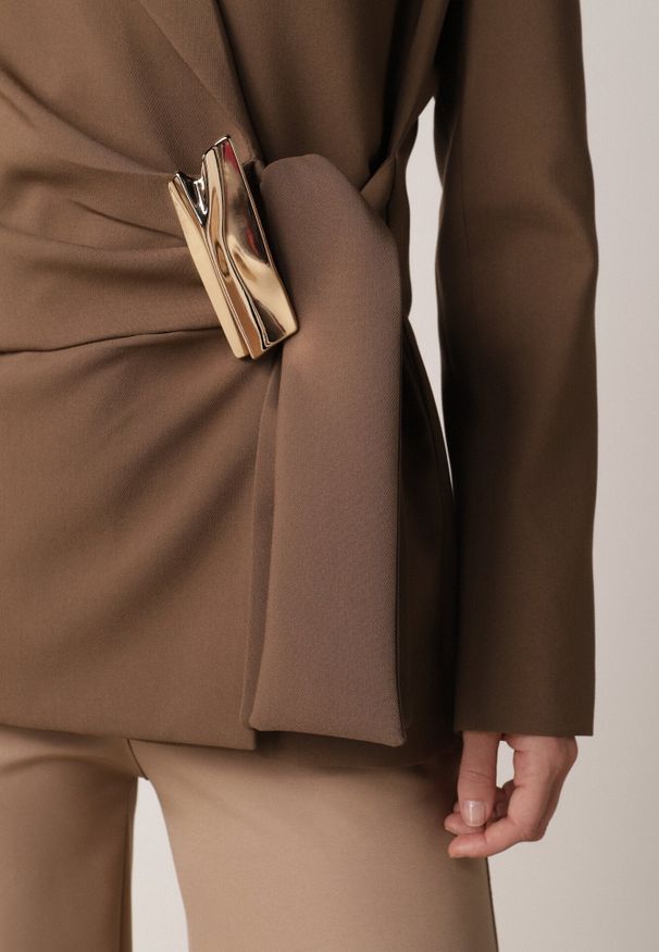 Born2be - Brązowa Taliowana Marynarka z Wiskozą z Marszczeniem i Aplikacją przy Wiązaniu Alyndra. Okazja: na spotkanie biznesowe, do pracy. Kolor: brązowy. Materiał: wiskoza. Wzór: aplikacja. Styl: biznesowy, elegancki, wizytowy