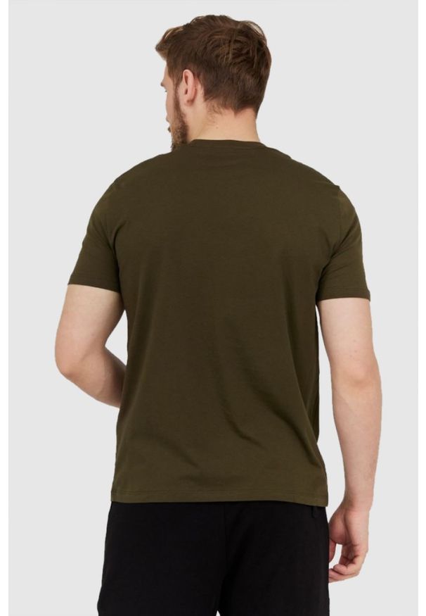 Armani Exchange - ARMANI EXCHANGE Oliwkowy t-shirt męski z białym logo. Kolor: zielony. Materiał: prążkowany