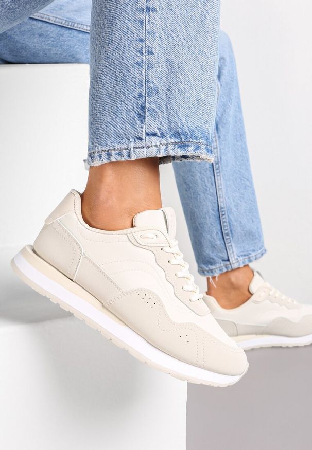 Renee - Beżowe Sneakersy Zdobione Wstawkami z Imitacji Skóry Fayela. Kolor: beżowy. Materiał: skóra. Wzór: aplikacja