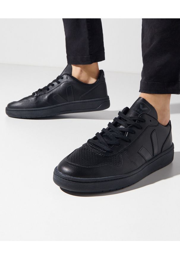 Veja - VEJA - Czarne sneakersy V-10. Nosek buta: okrągły. Kolor: czarny. Materiał: guma, materiał. Obcas: na płaskiej podeszwie