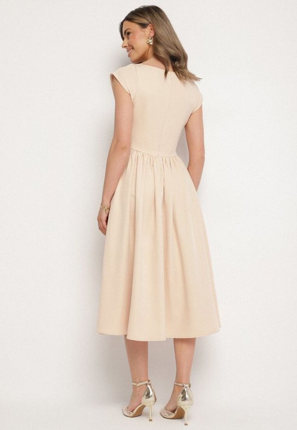 Born2be - Beżowa Rozkloszowana Sukienka Vices z Dekoltem Typu Łódka Milasena. Okazja: na co dzień. Kolor: beżowy. Materiał: jeans. Wzór: aplikacja. Typ sukienki: rozkloszowane. Styl: casual