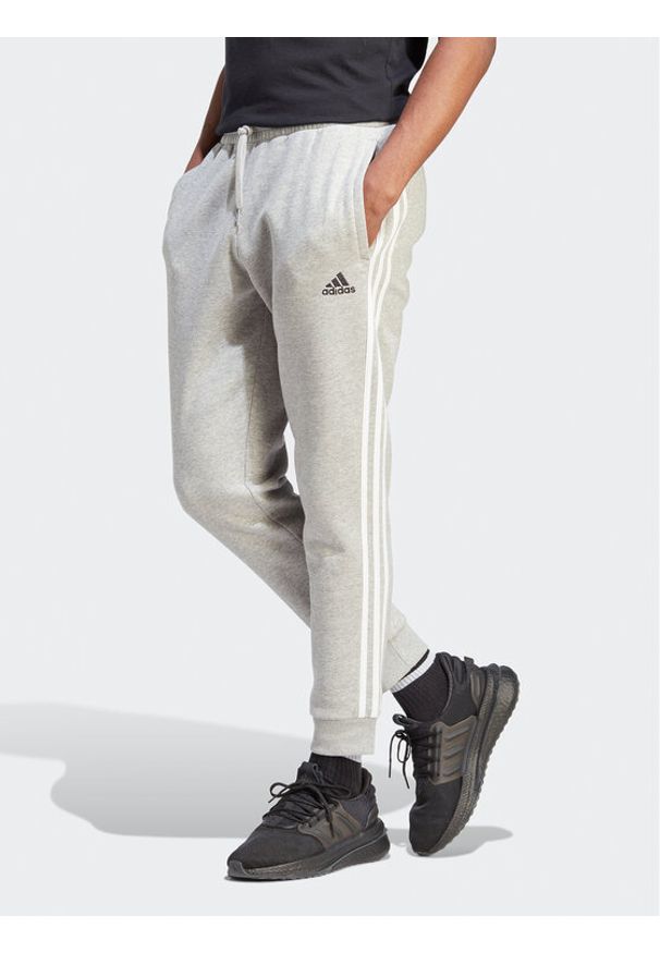 Adidas - adidas Spodnie dresowe IP2242 Szary Regular Fit. Kolor: szary. Materiał: bawełna, dresówka