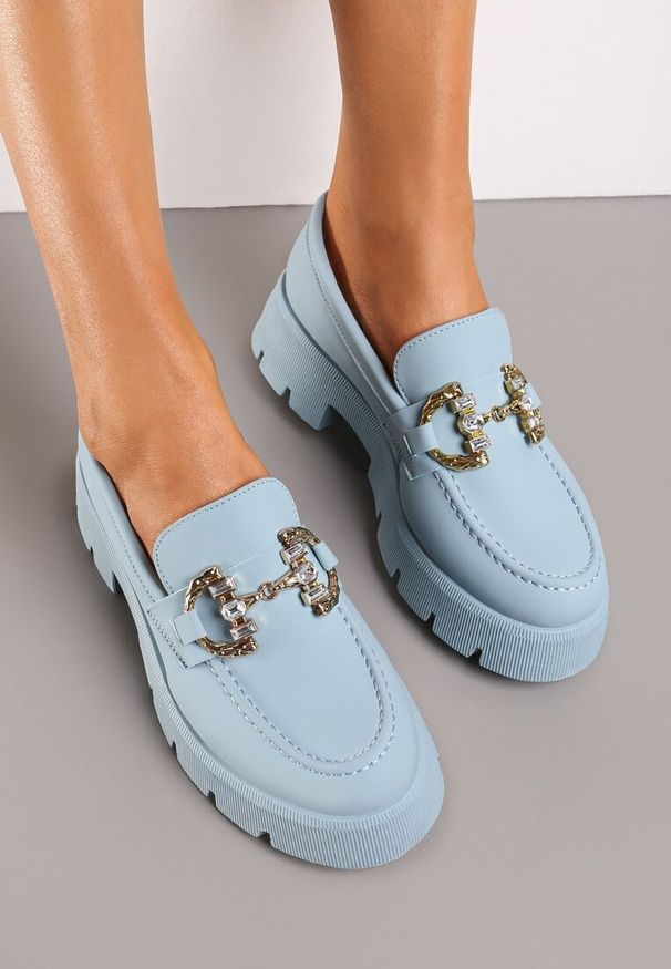 Renee - Jasnoniebieskie Mokasyny z Grubą Podeszwą w Kolorze Cholewki z Klamrą Rosarose. Okazja: na co dzień. Zapięcie: klamry. Kolor: niebieski. Materiał: jeans. Szerokość cholewki: normalna. Obcas: na obcasie. Styl: casual. Wysokość obcasa: średni