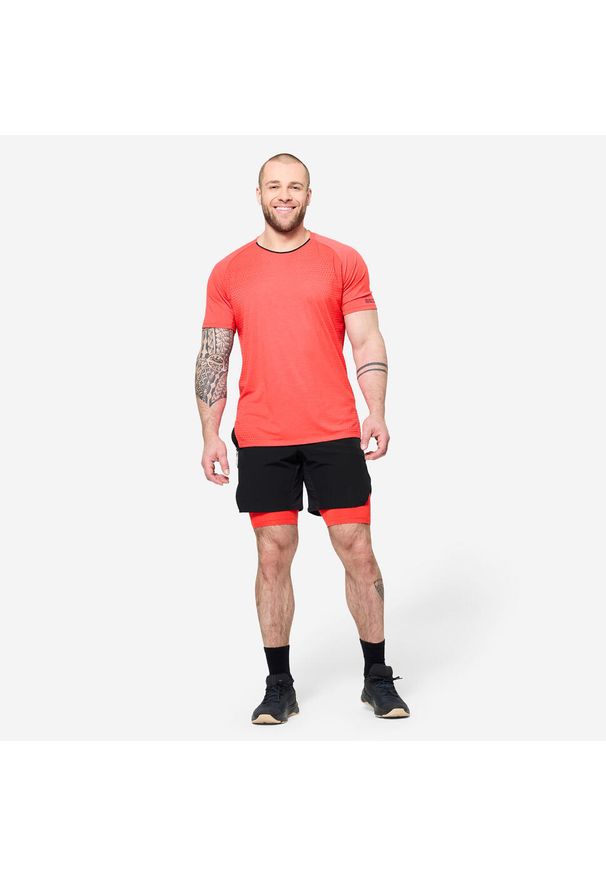 DOMYOS - Koszulka fitness męska Domyos krótki rękaw. Kolor: czarny, pomarańczowy, wielokolorowy. Materiał: materiał. Długość rękawa: krótki rękaw. Długość: krótkie. Sport: fitness