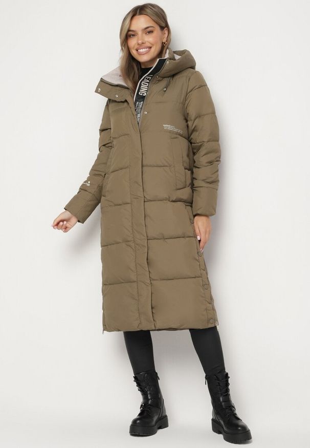 Born2be - Ciemnozielona Pikowana Kurtka o Pudełkowym Kroju z Kapturem Dwustronnym Suwakiem i Rozporkami Dainara. Okazja: na co dzień, na spacer. Typ kołnierza: kaptur. Kolor: zielony. Materiał: jeans. Sezon: zima. Styl: casual, elegancki