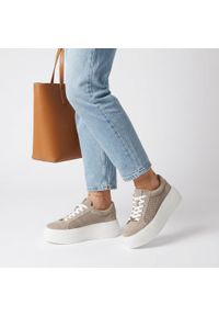 Sneakersy damskie Filippo, cholewka ze skóry naturalnej zamszowej perforowane wstawki po bokach wiązany fason, beżowe, DP7520/26. Okazja: na co dzień. Zapięcie: sznurówki. Kolor: beżowy. Materiał: zamsz, skóra. Szerokość cholewki: normalna. Obcas: na platformie. Styl: elegancki, casual #3