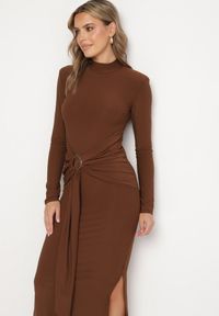Born2be - Brązowa Dopasowana Sukienka z Półgolfem Trenem i Rozcięciem Miredi. Kolor: brązowy. Styl: elegancki #6