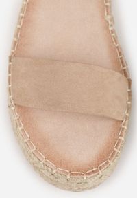 Renee - Ciemnobeżowe Sandały VICES na Plecionej Platformie z Paskiem Wokół Kostki Daphelsa. Zapięcie: pasek. Kolor: beżowy. Materiał: len. Sezon: lato. Obcas: na platformie #8