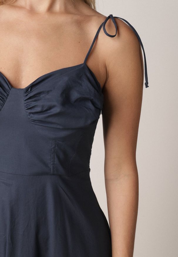 Born2be - Granatowa Bawełniana Sukienka o Rozkloszowanym Kroju na Wiązanych Ramiączkach Milalisa. Okazja: na co dzień. Typ kołnierza: dekolt gorset. Kolor: niebieski. Materiał: bawełna. Długość rękawa: na ramiączkach. Typ sukienki: proste, gorsetowe, rozkloszowane. Styl: casual. Długość: maxi