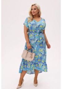 Moda Size Plus Iwanek - Asymetryczna sukienka Kiara MIDI z wiązaniem i falbanką - Blue Breeze PLUS SIZE XXL OVERSIZE. Okazja: na co dzień. Typ kołnierza: dekolt kopertowy, dekolt w kształcie V. Kolekcja: plus size. Typ sukienki: oversize, dla puszystych, asymetryczne. Materiał: wiskoza, tkanina, materiał. Długość rękawa: krótki rękaw. Sezon: lato. Styl: casual, elegancki. Długość: midi