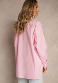 Renee - Różowa Koszula Oversize z Bawełny z Ażurowymi Zdobieniami z Motywem Kwiatowym Voesia. Okazja: na co dzień. Kolor: różowy. Materiał: bawełna. Długość rękawa: długi rękaw. Długość: długie. Wzór: ażurowy, aplikacja, kwiaty. Styl: casual, elegancki