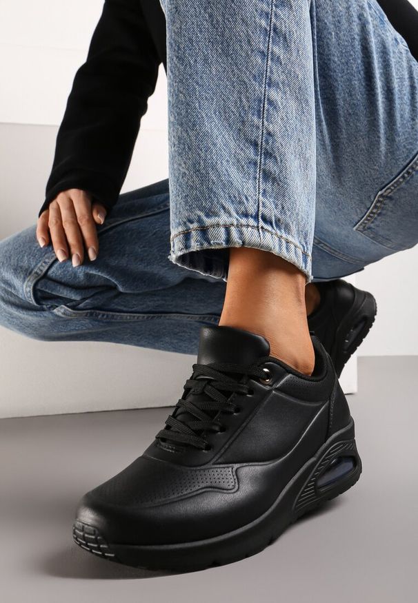 Born2be - Czarne Sneakersy z Podeszwą Air i Ozdobną Perforacją Florias. Kolor: czarny