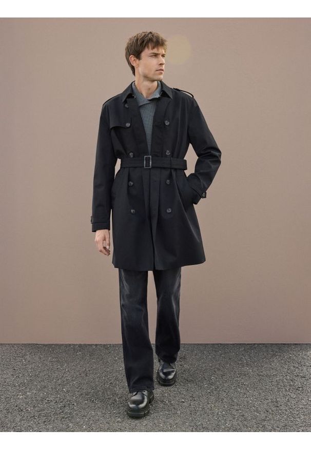 Reserved - Klasyczny trencz z paskiem - czarny. Kolor: czarny. Materiał: tkanina