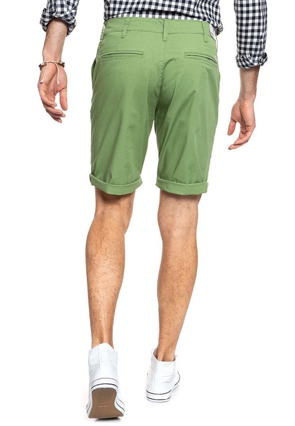 Wrangler - SPODENKI MĘSKIE WRANGLER CHINO SHORT JADE GREEN W14AKM33H 112126562. Wzór: aplikacja