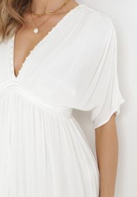 Born2be - Biała Wiskozowa Sukienka Maxi Nietoperz z Głębokim Dekoltem i Gumką w Pasie z Lnem Zivana. Kolor: biały. Materiał: wiskoza, len. Wzór: aplikacja. Długość: maxi #5