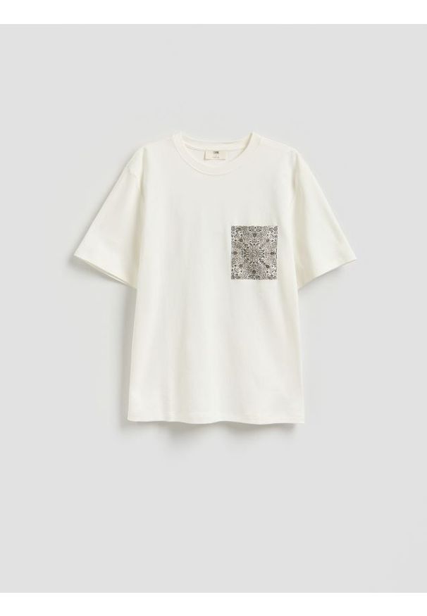 Reserved - T-shirt z kieszonką z autorskim nadrukiem - złamana biel. Materiał: bawełna. Wzór: nadruk
