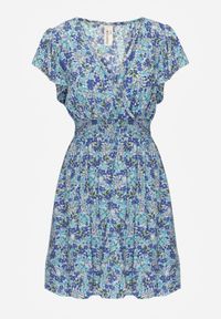 Renee - Niebieska Sukienka z Bawełny w Drobne Kwiaty z Kopertowym Dekoltem i Gumką w Talii Calnea. Okazja: na spacer, na co dzień, na randkę. Typ kołnierza: dekolt kopertowy. Kolor: niebieski. Materiał: bawełna. Długość rękawa: krótki rękaw. Wzór: kwiaty. Typ sukienki: kopertowe. Styl: elegancki, sportowy, casual #7