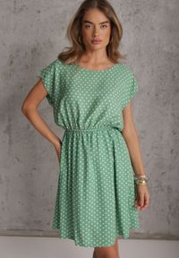 Renee - Zielona Rozkloszowana Sukienka Retro z Wiskozy w Groszki Tetia. Kolor: zielony. Materiał: wiskoza. Długość rękawa: krótki rękaw. Wzór: grochy. Typ sukienki: rozkloszowane. Styl: retro #1