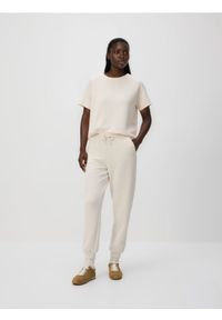 Reserved - Joggery z modalem - beżowy. Kolor: beżowy. Materiał: dzianina #1