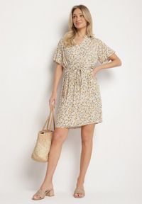 Born2be - Beżowa Sukienka w Kwiaty z Paskiem Cleza. Okazja: na co dzień. Typ kołnierza: dekolt w kształcie V. Kolor: beżowy. Wzór: kwiaty. Sezon: wiosna, lato. Styl: casual, elegancki #3