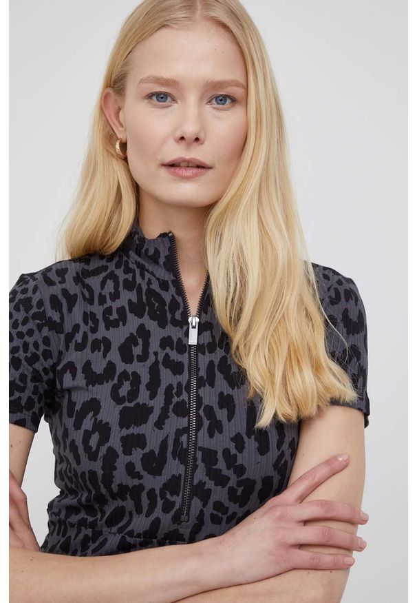 Desigual sukienka kolor czarny midi dopasowana. Typ kołnierza: kołnierzyk stójkowy. Kolor: czarny. Materiał: materiał, dzianina. Długość rękawa: krótki rękaw. Typ sukienki: dopasowane. Długość: midi