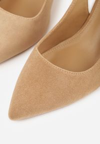 Renee - Ciemnobeżowe Czółenka na Słupku Typu Slingback Tareina. Okazja: na co dzień. Zapięcie: sprzączka. Kolor: beżowy. Materiał: prążkowany, jeans. Obcas: na słupku. Styl: casual, elegancki #4