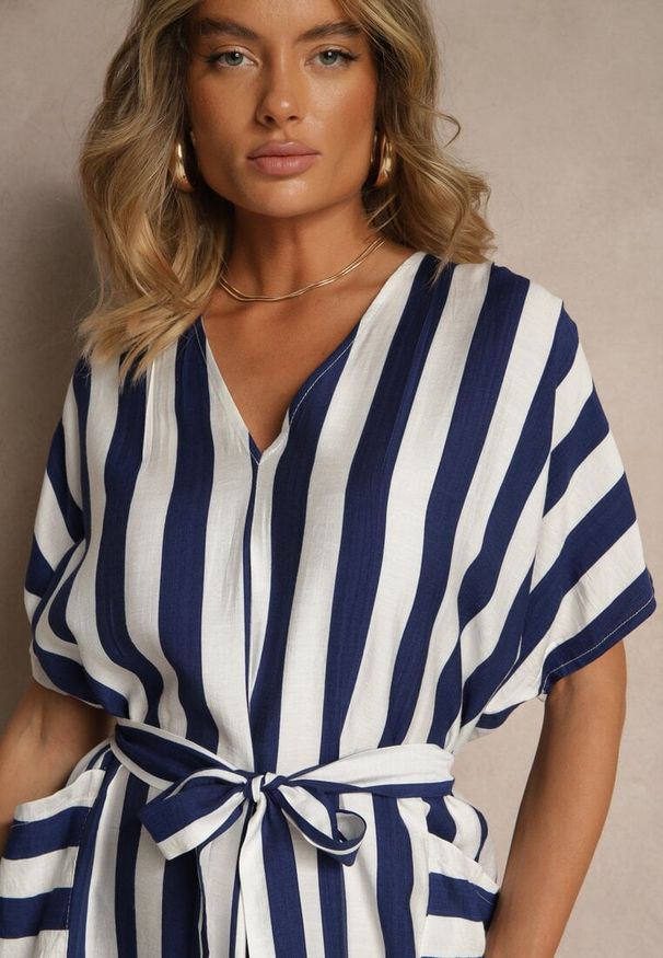 Renee - Niebieska Pudełkowa Sukienka z Wiskozą z Motywem Pasków i Wiązaniem Lumierae. Okazja: na co dzień. Kolor: niebieski. Materiał: wiskoza. Styl: elegancki, casual