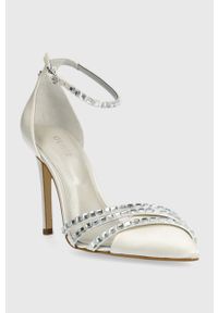 Guess szpilki GADELLA kolor beżowy FL6GDL SAT08. Zapięcie: klamry. Kolor: beżowy. Obcas: na szpilce. Wysokość obcasa: średni #3