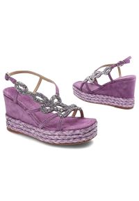 Fioletowe Sandały Alma En Pena Eleganckie Damskie Buty. Zapięcie: sprzączka, pasek. Kolor: fioletowy. Materiał: skóra, zamsz. Szerokość cholewki: normalna. Wzór: aplikacja. Sezon: lato. Obcas: na koturnie. Styl: elegancki. Wysokość obcasa: średni #3