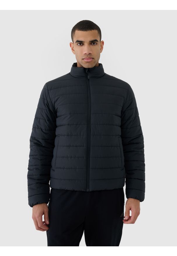 4f - 4F Kurtka puchowa z wypełnieniem syntetycznym męska - czarna S. Okazja: na co dzień. Typ kołnierza: kołnierzyk stójkowy. Kolor: czarny. Materiał: puch, syntetyk. Długość: długie. Styl: casual, sportowy, klasyczny