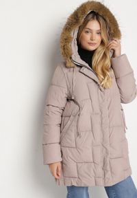 Born2be - Ciemnobeżowa Pikowana Kurtka z Kapturem z Futerkiem Ruvite. Typ kołnierza: kaptur. Kolekcja: plus size. Kolor: beżowy. Materiał: futro