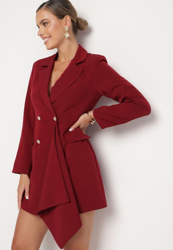 Born2be - Bordowa Taliowana Sukienka o Kroju Marynarki z Mini Trenem Besista. Kolor: czerwony. Długość rękawa: długi rękaw. Wzór: aplikacja. Styl: elegancki, klasyczny. Długość: mini