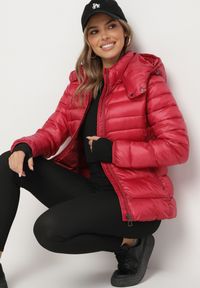 Born2be - Czerwona Pikowana Kurtka z Metalicznym Połyskiem i Odpinanym Kapturem Dairise. Kolor: czerwony. Materiał: jeans. Styl: klasyczny #4