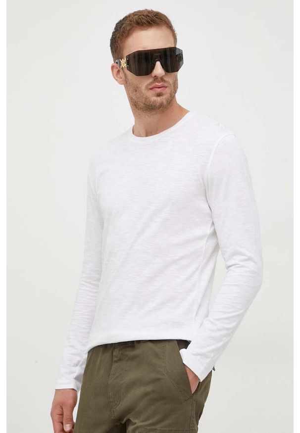 Sisley longsleeve bawełniany kolor biały gładki. Kolor: biały. Materiał: bawełna. Długość rękawa: długi rękaw. Wzór: gładki. Styl: klasyczny
