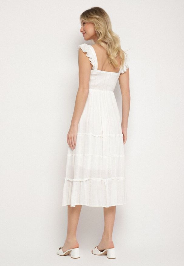 Born2be - Biała Wiskozowa Sukienka na Ramiączkach Zdobiona Metaliczną Nicią Iffrisse. Okazja: na co dzień. Kolor: biały. Materiał: wiskoza. Długość rękawa: na ramiączkach. Wzór: aplikacja. Styl: casual