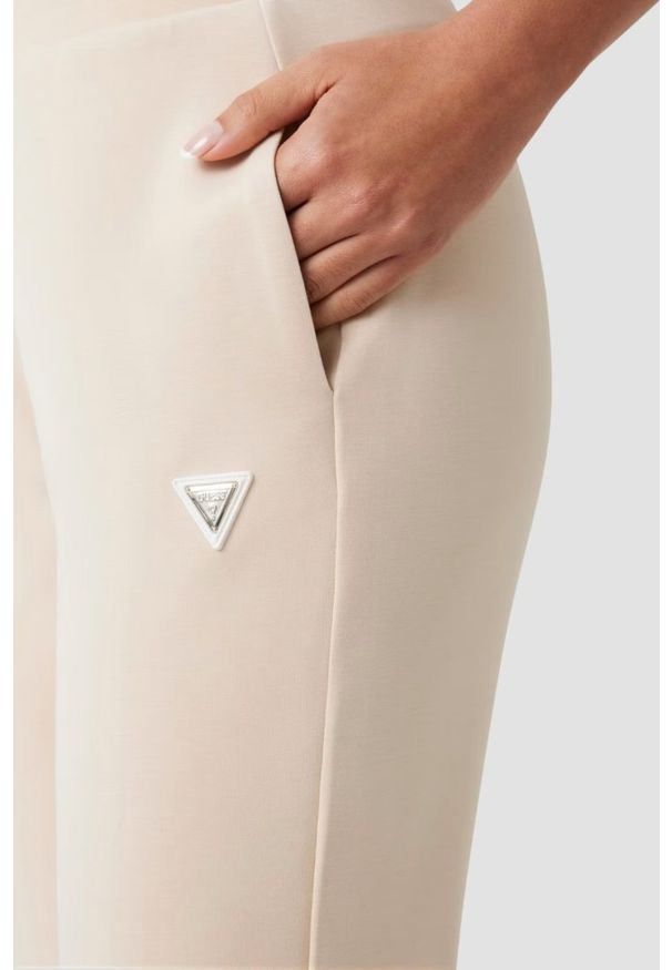 Guess - GUESS Spodnie damskie dresowe w kolorze taupe Olympe, Rozmiar L. Kolor: beżowy. Materiał: dresówka