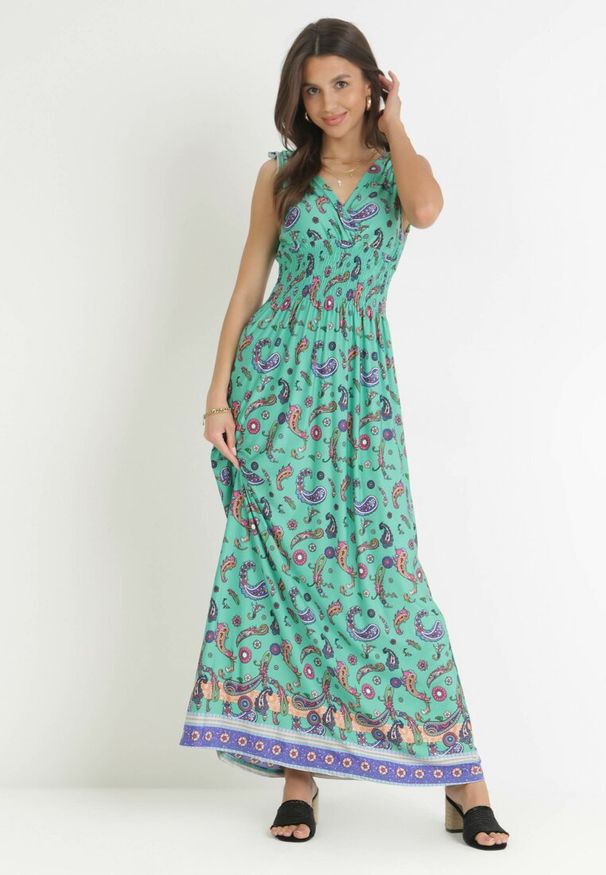 Born2be - Zielona Sukienka Maxi z Gumką w Pasie i Głębokim Dekoltem we Wzór Paisley Emmatta. Kolor: zielony. Wzór: paisley. Sezon: wiosna, lato. Długość: maxi