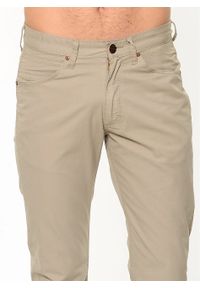 Wrangler - WRANGLER GREENSBORO MĘSKIE SPODNIE MATERIAŁOWE CAMEL W15QLL49J. Materiał: materiał