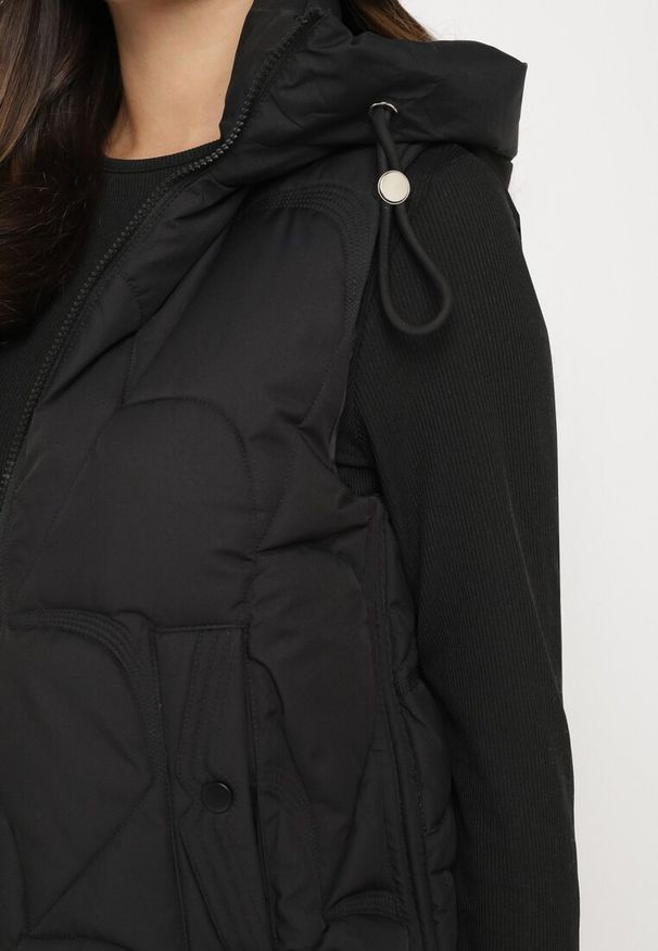 Born2be - Czarna Pikowana Kamizelka z Sorony z Kapturem i Kieszeniami Nailanne. Okazja: na spacer, na co dzień, na spotkanie biznesowe, do pracy. Typ kołnierza: kaptur. Kolor: czarny. Materiał: jeans. Styl: biznesowy, elegancki, casual, klasyczny, sportowy